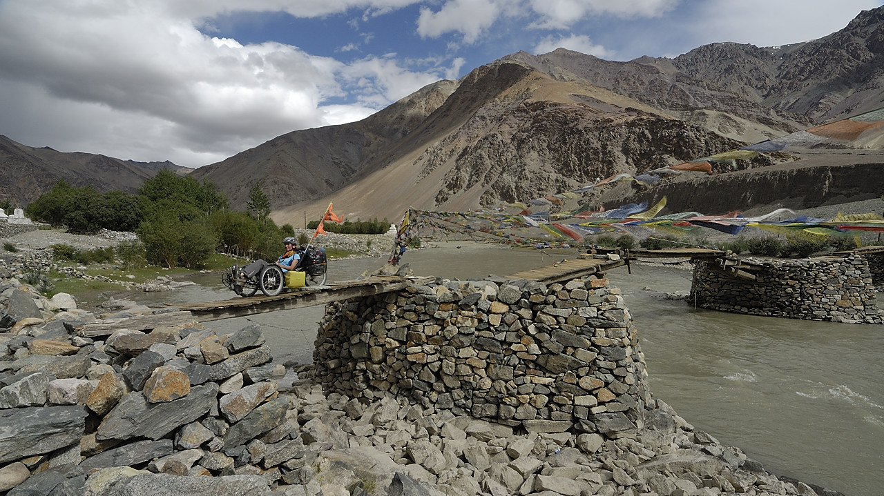 090727-27.jpg - Pont sur l'Indus