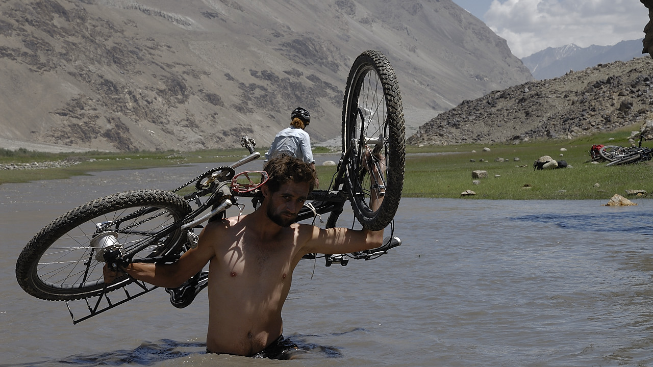100806-124604.jpg - Route submerge par la Wakhan