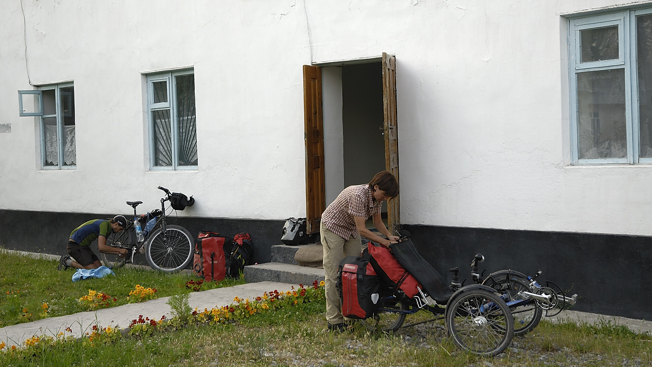 100718-01.jpg - Tavildara : derniers prparatifs avant le dpart