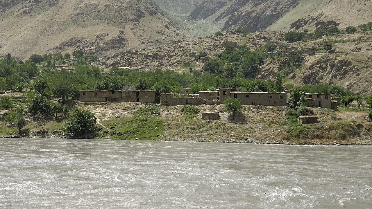 100720-16.jpg - Le long de la Panj, village afghan