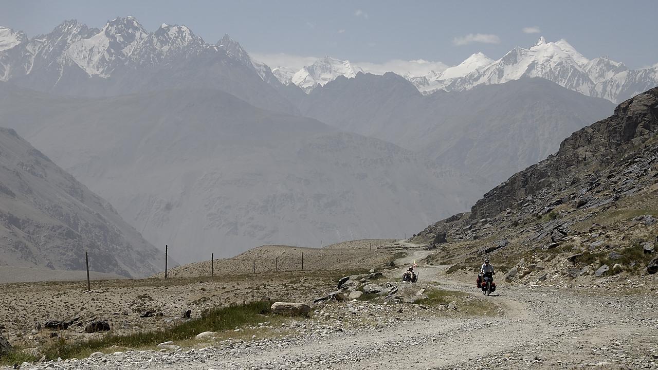 100813-07.jpg - Monte au Khargush Pass