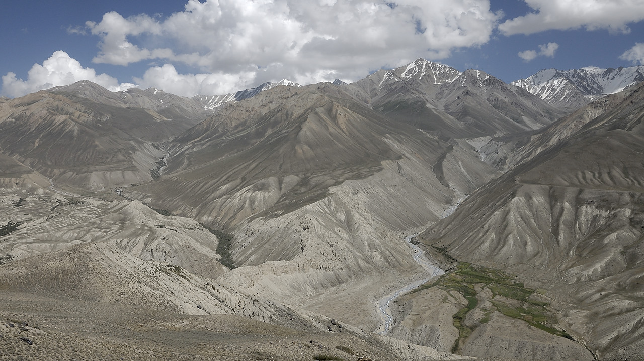 100813-12.jpg - Monte au Khargush Pass, village du ct afghan
