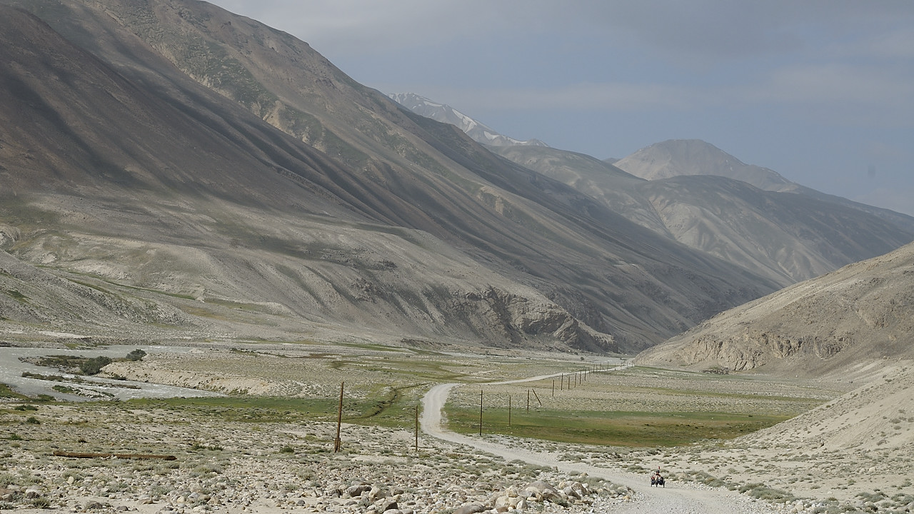 100814-02.jpg - Le long de la rivire Pamir en direction de Khargush