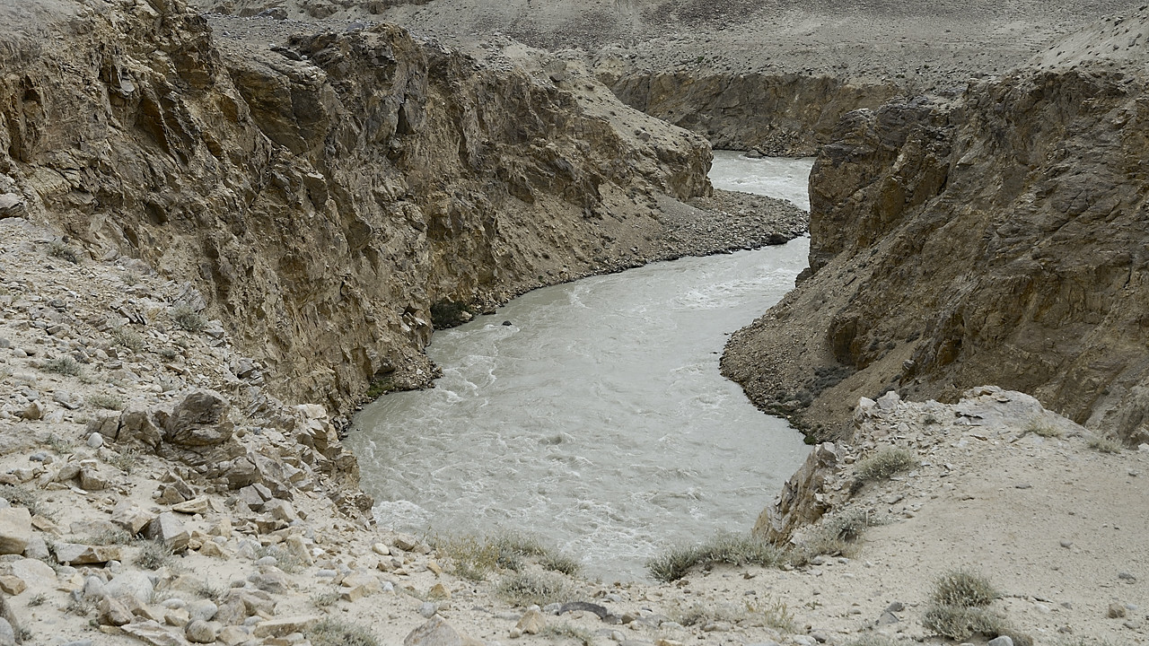 100814-03.jpg - Le long de la rivire Pamir en direction de Khargush