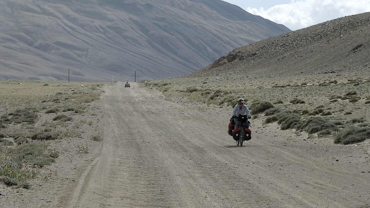 100814-13.jpg - Le long de la rivire Pamir en direction de Khargush