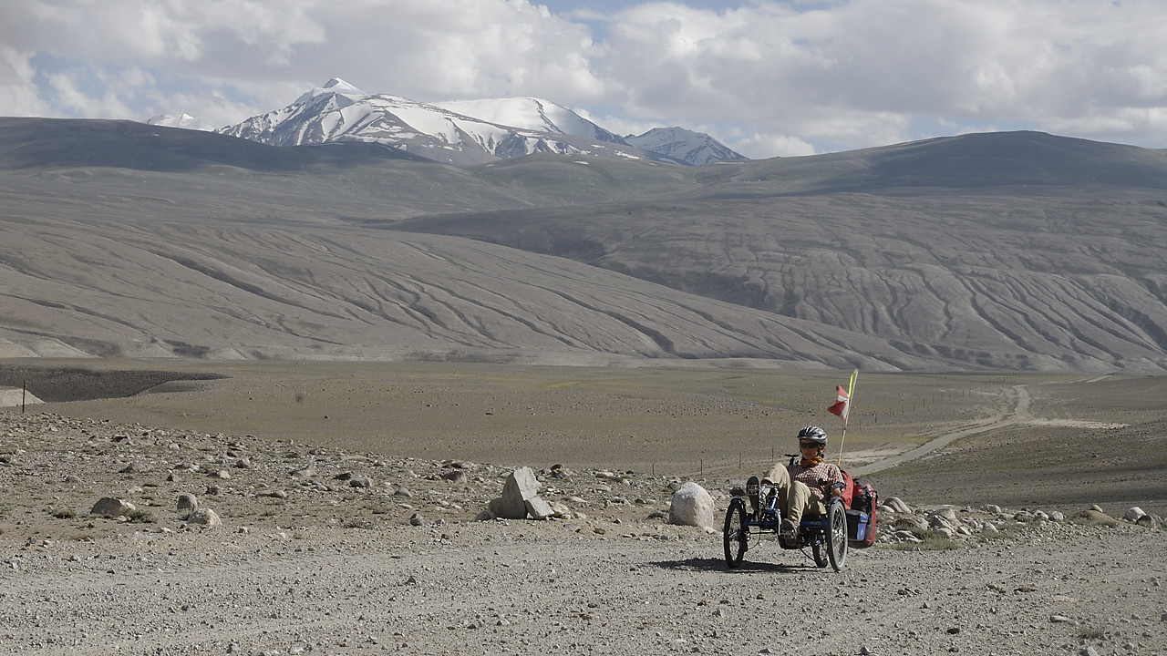 100814-16.jpg - Le long de la rivire Pamir en direction de Khargush