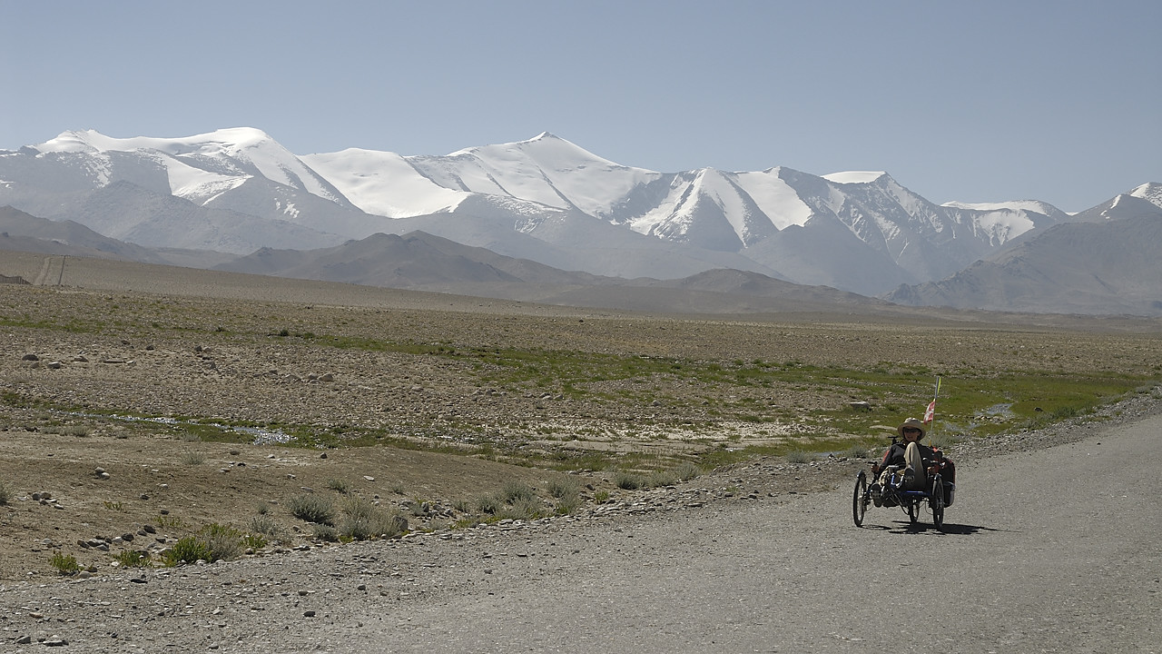 100822-20.jpg - Dpart de Karakul, Sarykol range