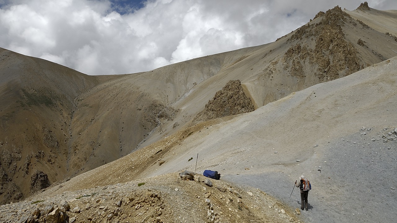 120812-110301.jpg - Montée au Schachmick Pass, petite crète, au fond le col