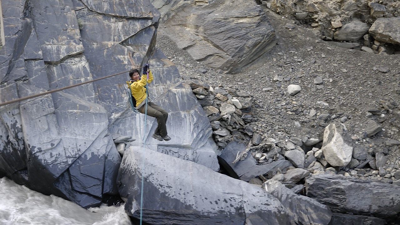 120818-062613.jpg - Traversée de la rivière Ghuzherav sur le cable