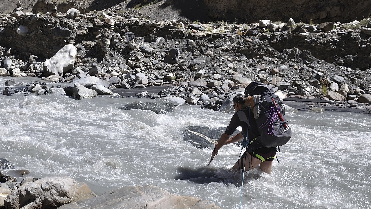 120818-100052.jpg - Traversée à gué de la rivière Ghuzherav