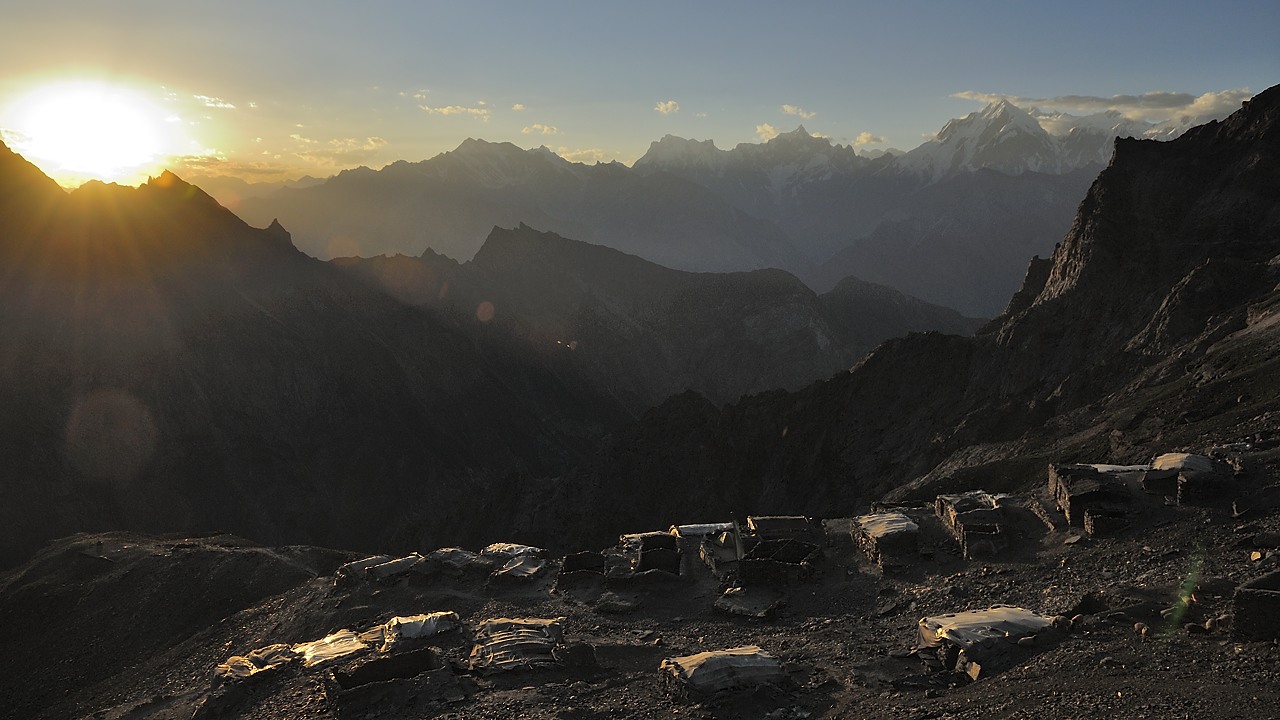 120822-182456.jpg - Coucher de soleil sur Chumar Bakor