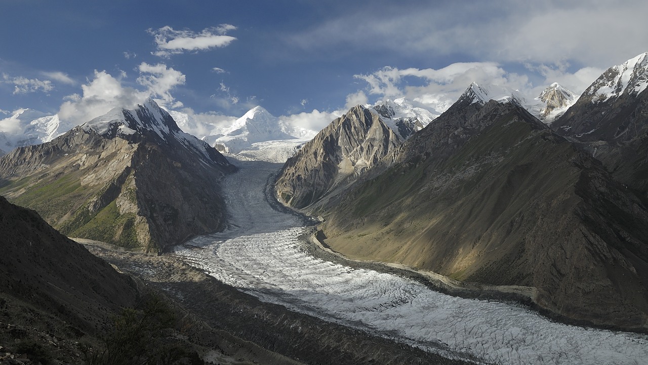 120825-072016.jpg - Montée au dessus de bericho Kor, vue sur le glacier Barpu