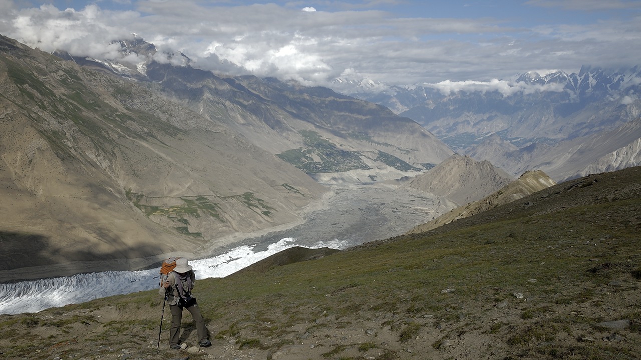 120825-083552.jpg - Montée au dessus de bericho Kor, vue sur le glacier Barpu ; au fond, Hoper