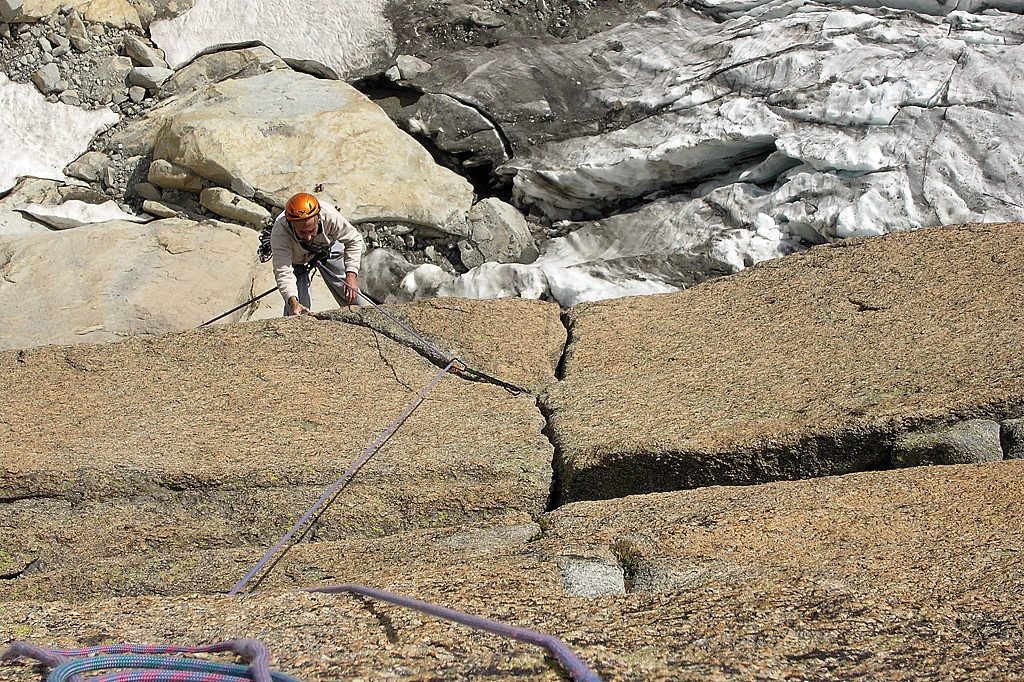 070914-07.jpg - Fissures des 2e et 3e longueurs