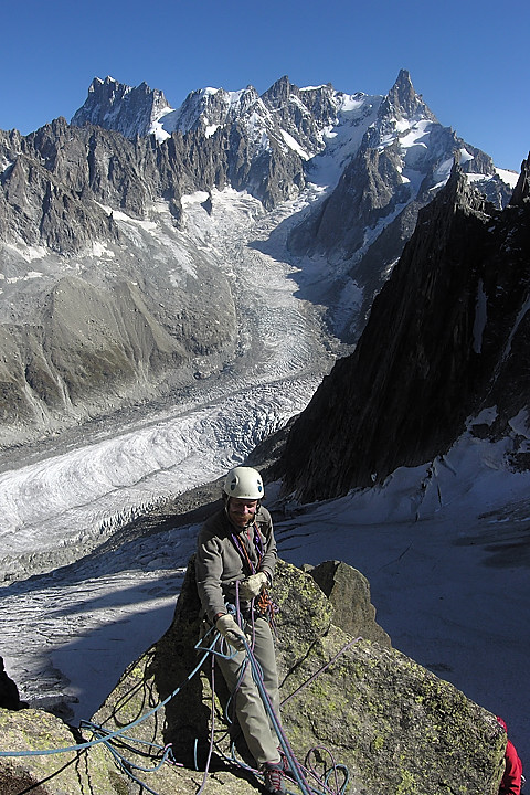 070915-28.jpg - Avant dernier relais dans la deuxième tour : des Grandes Jorasses à la Dent du Géant