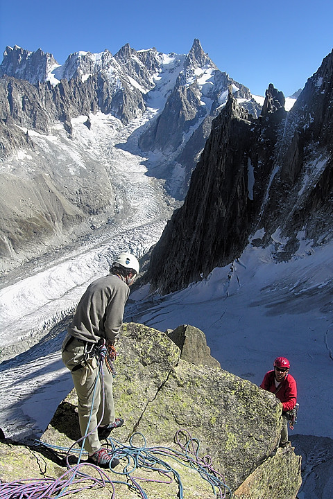 070915-31.jpg - Avant dernier relais dans la deuxime tour : des Grandes Jorasses  la Dent du Gant