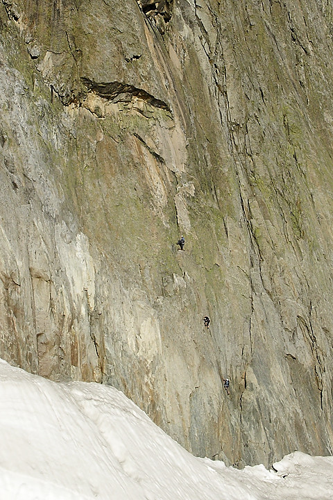 070916-02.jpg - Corde de Suisse dans les voies du bas de l'Aiguille du Roc