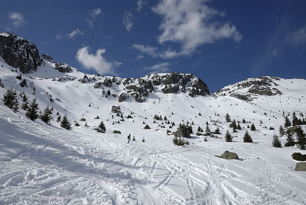 110304-14.jpg - Ensemble de l'itinraire : monte au fond  droite, descente dans les pentes sur la gauche.