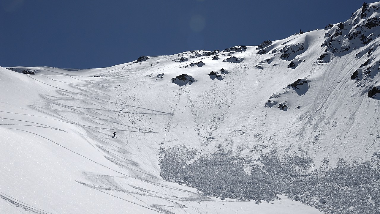 120503-120145.jpg - Un peu de poudreuse sous le sommet