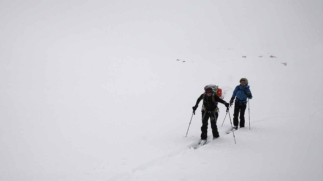 130421-072527.jpg - Dpart du refuge dans le brouillard