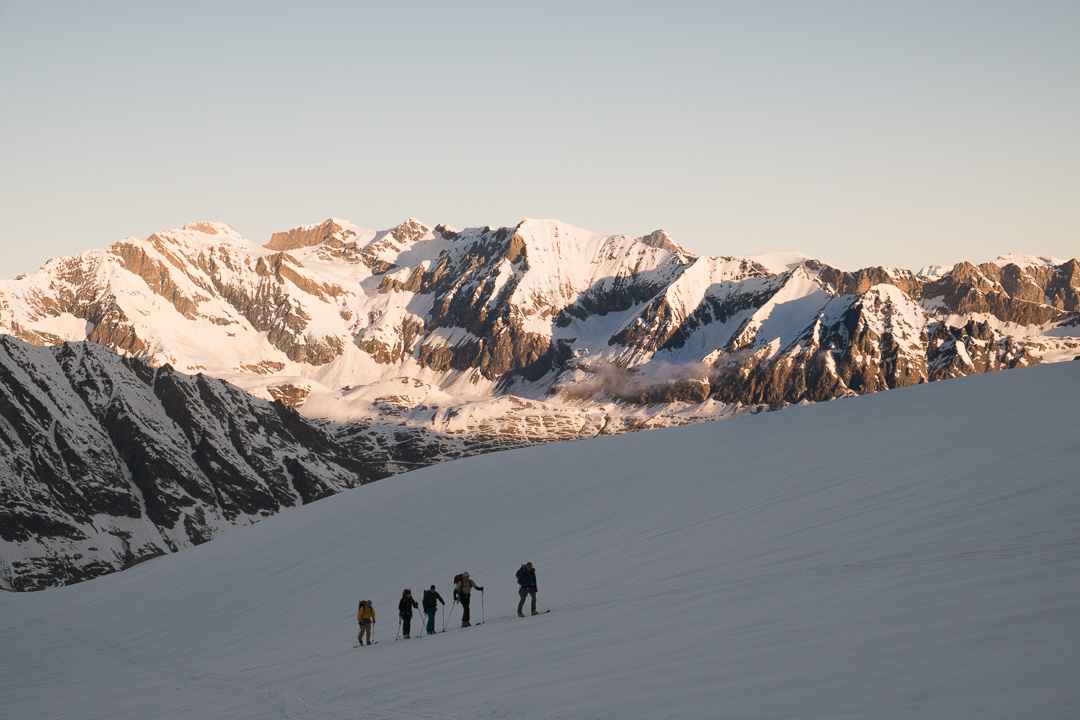 130511-064650.jpg - Montée au colle del Gran Paradiso, groupe anglais